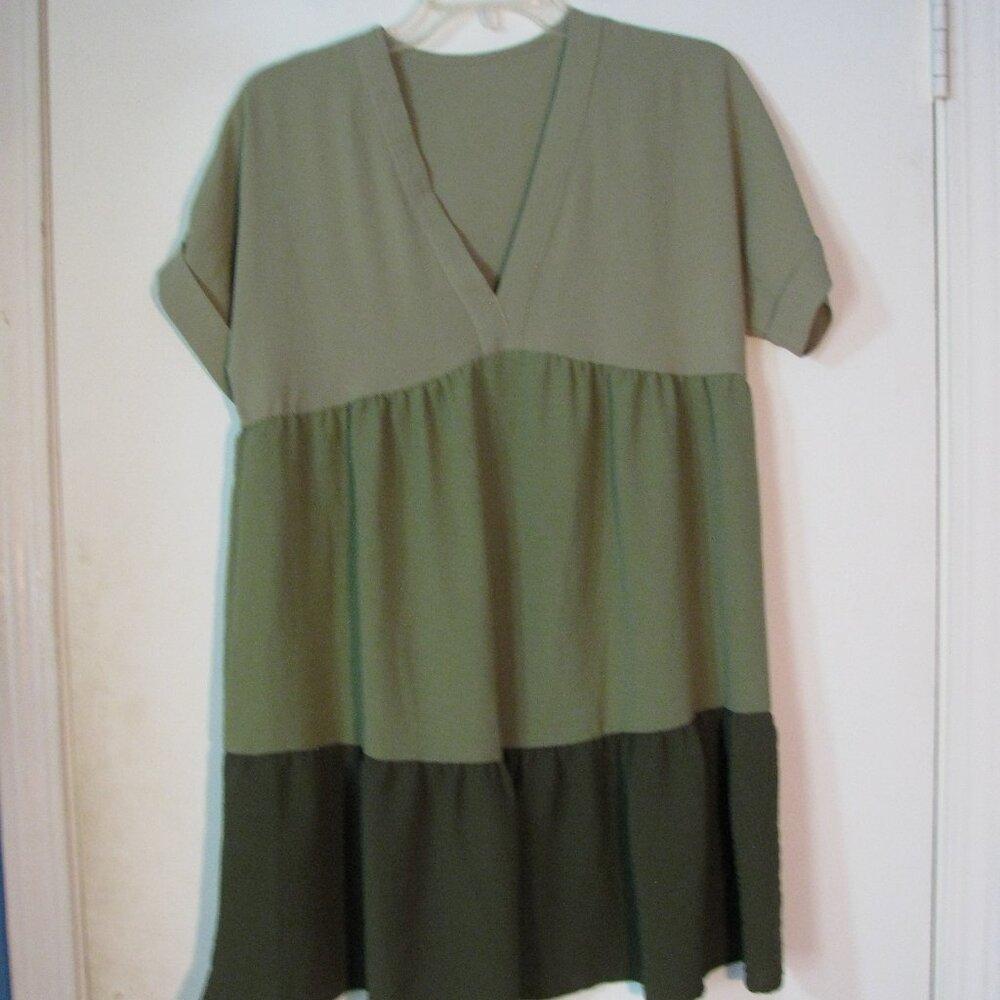 Effordram Dress Small Size 4 Green Ruffles Colorblock Short Sleeve Like New